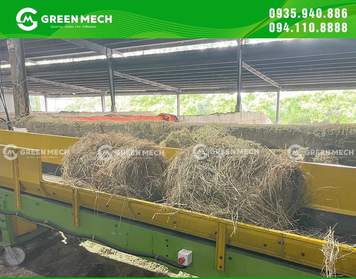 Máy nghiền 2 trục giúp nghiền rơm thành kích thước phù hợp để phối trộn thức ăn chăn nuôi